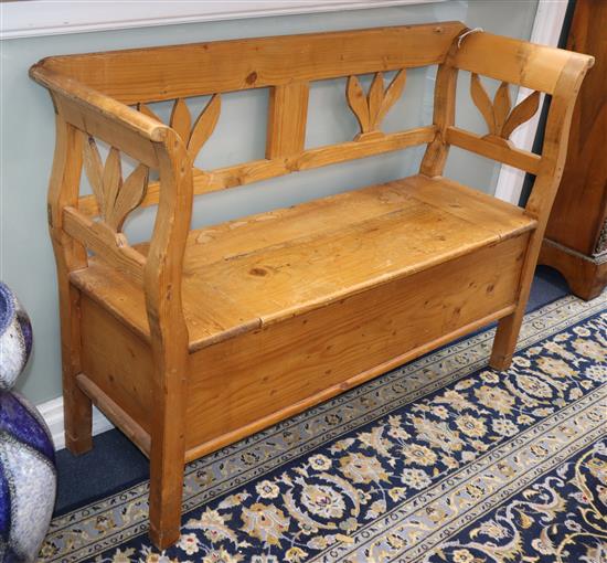 A Continental pine box settle W.128cm